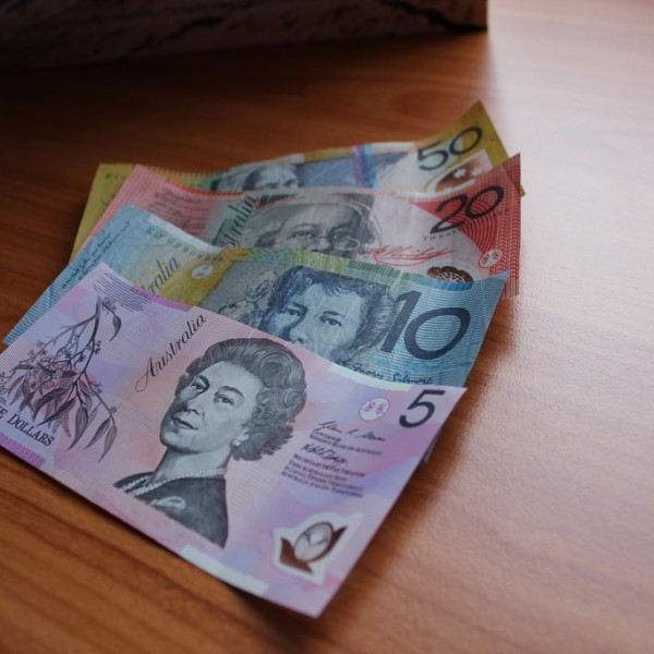 Közben pénze az ausztrál dollár